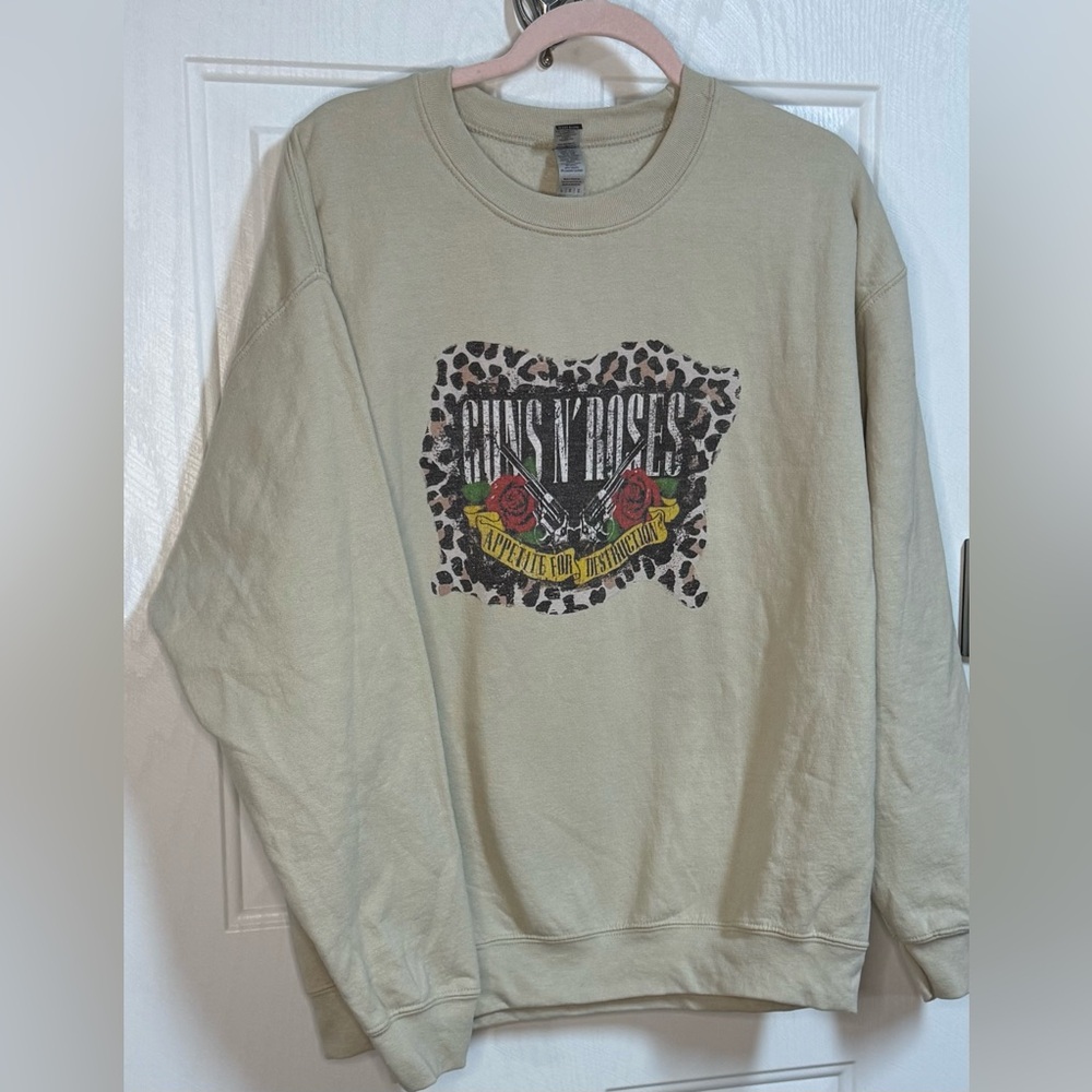 Gildan Beige Graphic Guns N’ Roes Crewneck